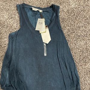 Brand new buckle top